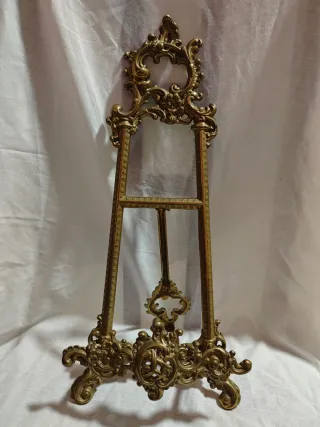 Atril de metal decorativo