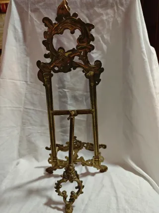 Atril de metal decorativo