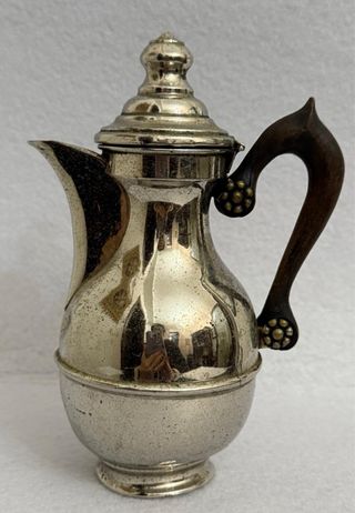 Antica teiera metallo e legno