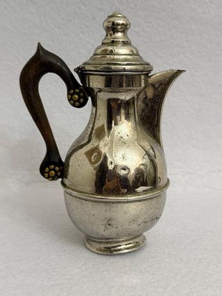 Antica teiera metallo e legno