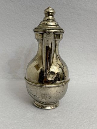 Antica teiera metallo e legno