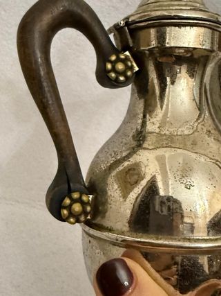 Antica teiera metallo e legno