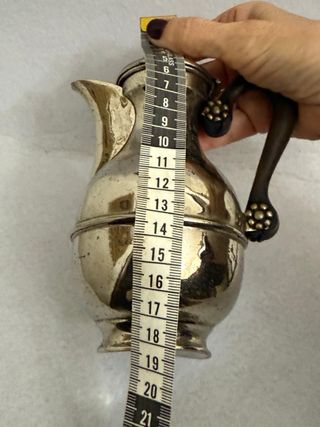 Antica teiera metallo e legno