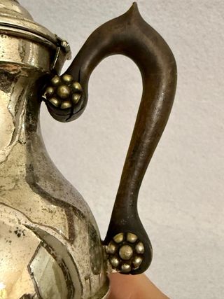 Antica teiera metallo e legno