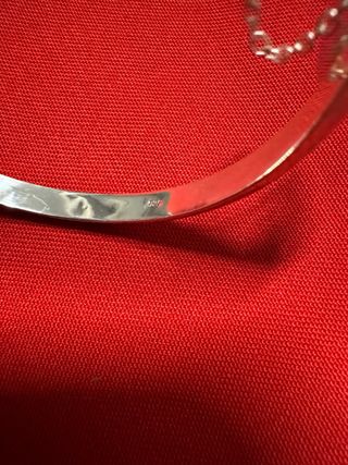 Pulsera plata media caña con charm de 6ctmsx5mm