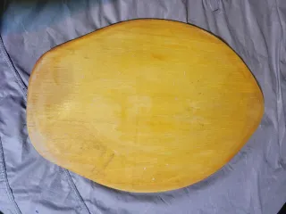 Tabla de surf con diseño de llamas