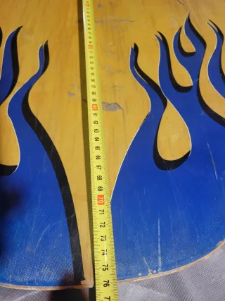 Tabla de surf con diseño de llamas