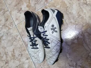 Botas de fútbol blancas y negras