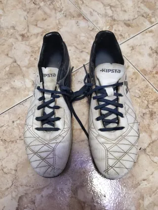 Botas de fútbol blancas y negras