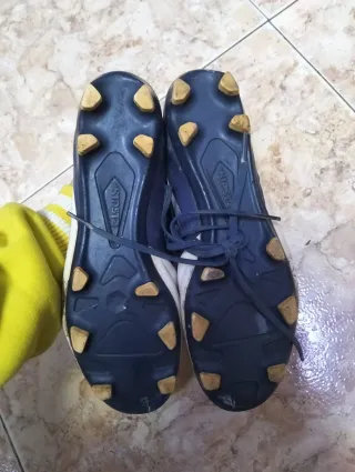 Botas de fútbol blancas y negras