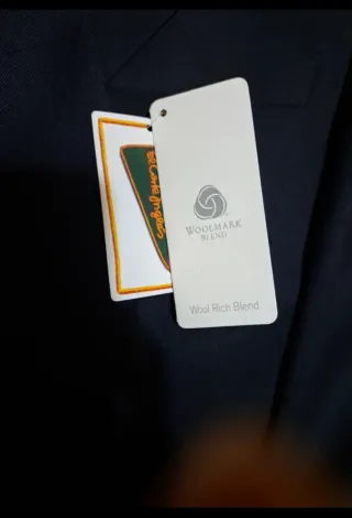 Traje de caballero azul marino.