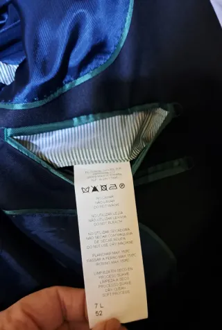 Traje de caballero azul marino.