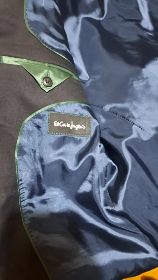 Traje de caballero azul marino.