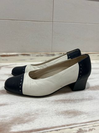 Zapatos de tacón blancos y negros