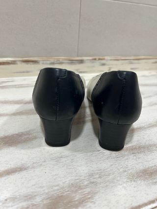 Zapatos de tacón blancos y negros
