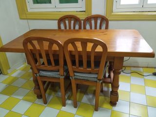Mesa de pino macizo y 4 sillas