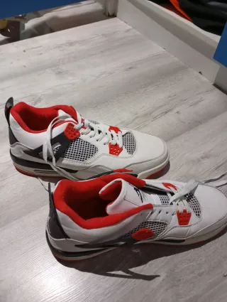 Zapatillas Jordan Blancas y Rojas