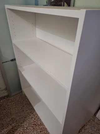 Estantería blanca 2 baldas Cada una 35€, las 3x90€