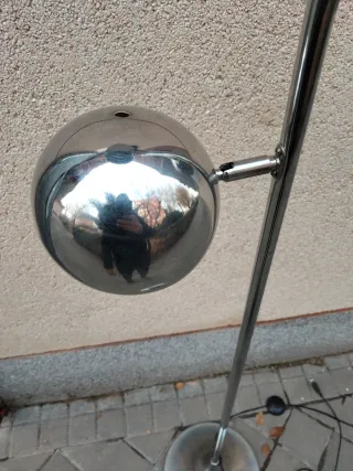 Lámpara pie Sonneman cromada globo ocular vintage