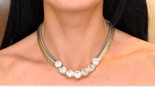 Collar plateado con brillantes