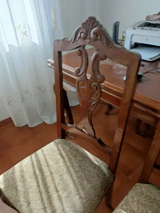 Tavolo da pranzo e sedie in legno massello