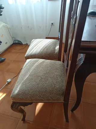 Tavolo da pranzo e sedie in legno massello