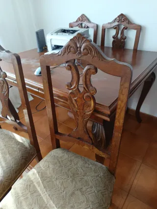 Tavolo da pranzo e sedie in legno massello