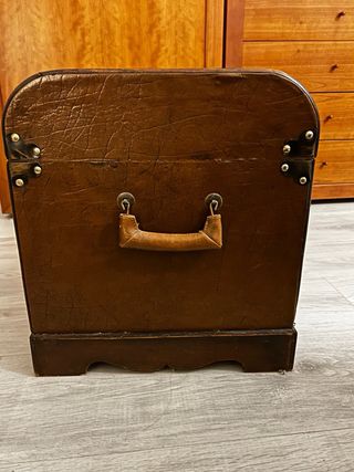 Baúl de madera y cuero