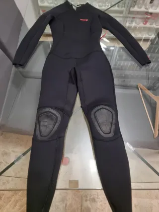 Traje de neopreno negro con cremallera