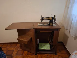 Maquina de coser con su mueble