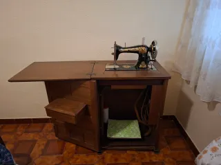 Maquina de coser con su mueble