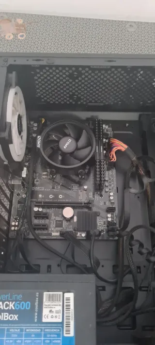 Placa Base Gigabyte con procesador ryzen 3 2200G