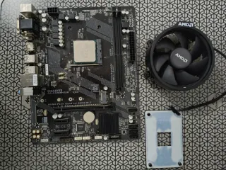 Placa Base Gigabyte con procesador ryzen 3 2200G