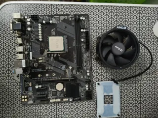 Placa Base Gigabyte con procesador ryzen 3 2200G