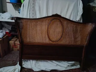 Cabecero Vintage de Madera Maciza con Ratán.