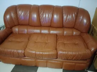 Sofá y sillones de piel marrones