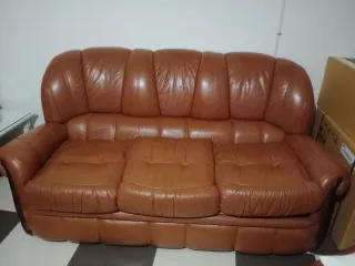 Sofá y sillones de piel marrones