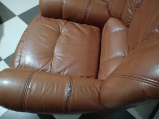 Sofá y sillones de piel marrones