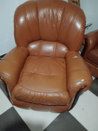 Sofá y sillones de piel marrones