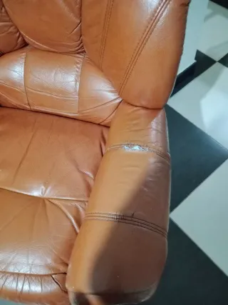 Sofá y sillones de piel marrones