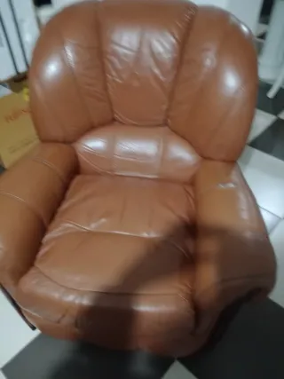 Sofá y sillones de piel marrones