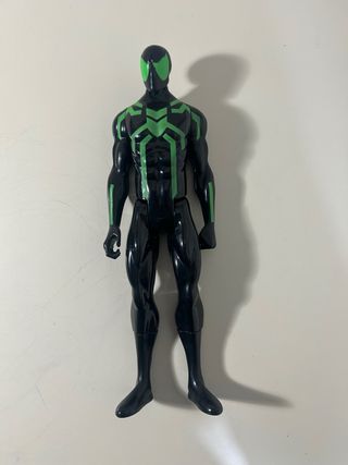 Figura Titan Marvel Negra y Verde