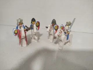 Action Figures Lego Vintage Cavalieri con Cavalli