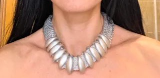 Collar plateado con diseño