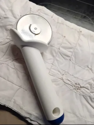 Taglia pizza Tupperware bianco e blu