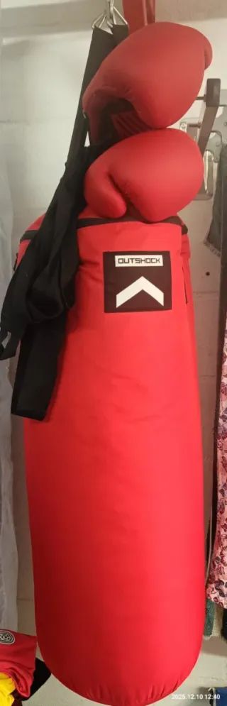 Saco de boxeo y guantes Outshock