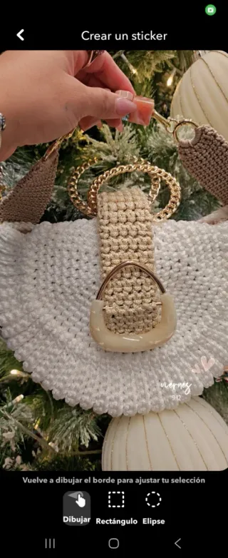 Bolso tejido a mano con detalles en rosa