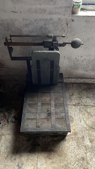 Báscula antigua de madera y metal