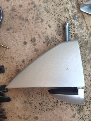 Ancoraggi metallici per scaffalature