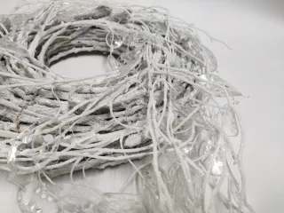 Corona Navideña Blanca con Hojas Transparentes